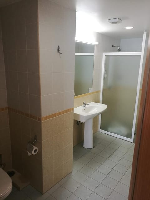 Shower, Toilet