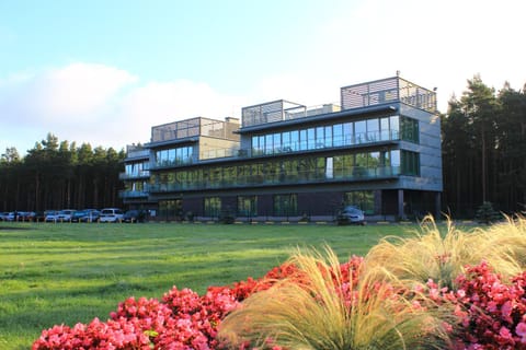 Facade/entrance, Area and facilities