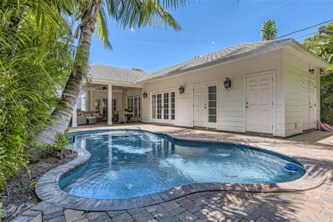 Palm Beach Oasis 3bd 3ba Private Pool plus Parking House in West Palm Beach