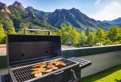 Restaurant/places to eat, Balcony/Terrace, Mountain view