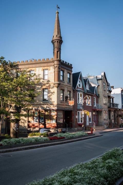 Nearby landmark, Facade/entrance, Off site, Day, Summer
