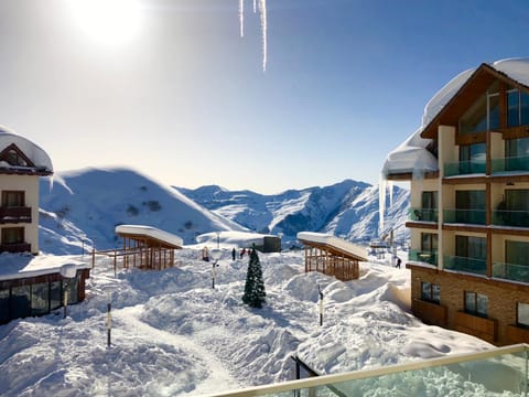 View (from property/room), Balcony/Terrace, Mountain view