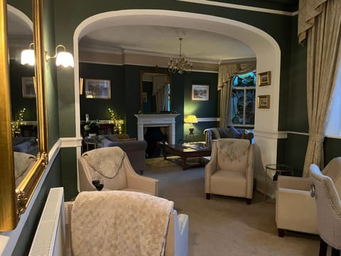 Lounge or bar, Seating area, Alcoholic drinks