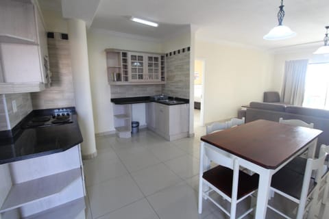 Kitchen or kitchenette, Dining area, stove