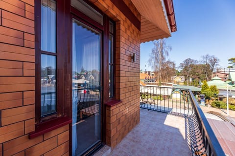 Balcony/Terrace, Street view