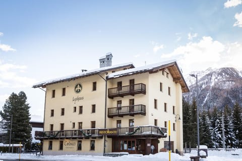 Property building, Facade/entrance, Day, Winter, On site