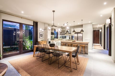 Kitchen or kitchenette, Dining area