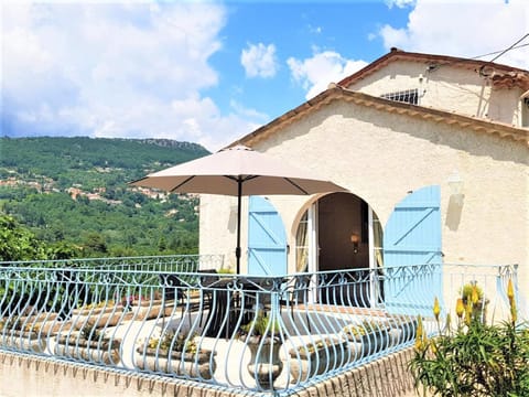 B&B with charm, quiet, kitchen, sw pool. Bed and Breakfast in Grasse