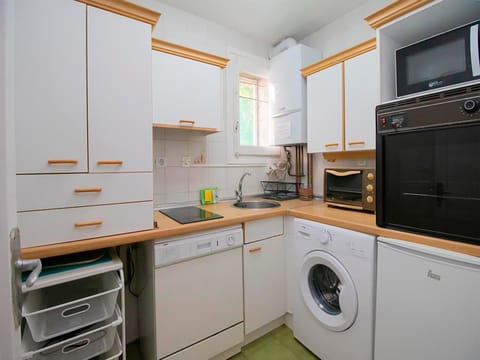 Kitchen or kitchenette, oven, pet friendly, stove