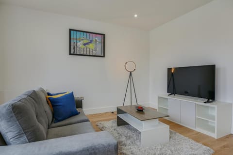 Modern & Spacious Studio & One Bedroom Apartments in Heathrow Apartment in Isleworth