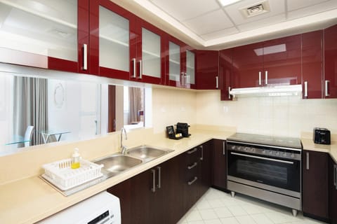 Coffee/tea facilities, Kitchen or kitchenette, microwave, oven, stove, toaster, washing machine, kitchen