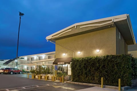 Super 8 by Wyndham Los Angeles-Culver City Area Hotel in Mar Vista