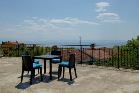 View (from property/room), Balcony/Terrace, City view, Garden view, Sea view