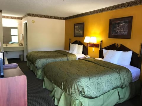 Clairmont Inn & Suites - Warren Motel in Arkansas