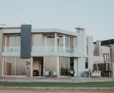 Property building, Day, Balcony/Terrace