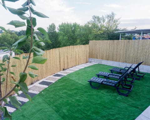 Patio, Day, Garden, Seating area