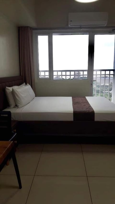 Studio Unit at The Breeze Residences Condominio in Pasay