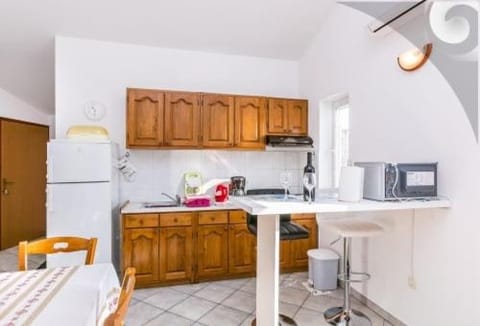 Kitchen or kitchenette, Dining area, minibar, stove, toaster