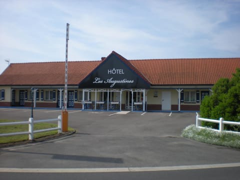 Nearby landmark, Day