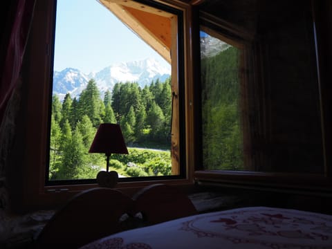 Bedroom, Mountain view