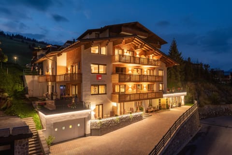 Property building, Spring, Night, Natural landscape, Winter, Summer, Sauna, Ski School, Skiing, Steam room, TV and multimedia, View (from property/room), Balcony/Terrace, Seating area, Hiking, Hiking, Cycling, Cycling, Autumn, Guests, Mountain view, Breakfast, Buffet breakfast, Alcoholic drinks, Non alcoholic drinks, Parking, internet, internet