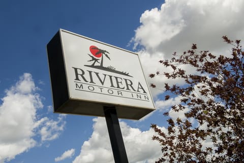 Riviera Motor Inn Motel in Saskatoon