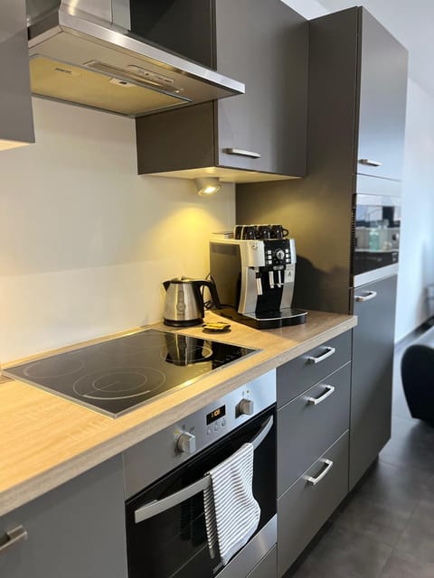 Coffee/tea facilities, Kitchen or kitchenette, stove