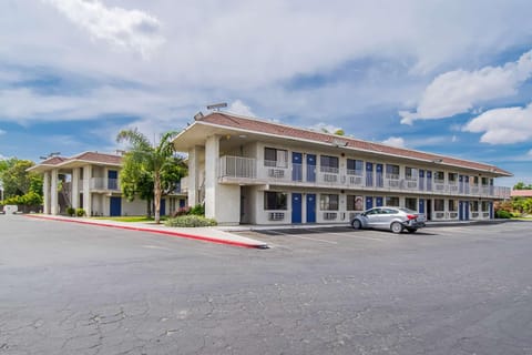 Motel 6-Bakersfield, CA - Airport Hotel in Bakersfield