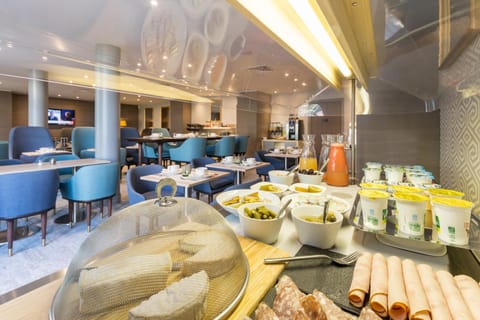 Restaurant/places to eat, Food and drinks, Banquet/Function facilities, Food, Breakfast, Continental breakfast, Buffet breakfast, Lunch, Dinner, Drinks