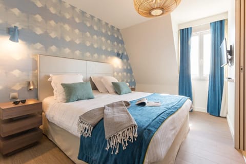 Bed, TV and multimedia, Photo of the whole room, Bedroom, towels