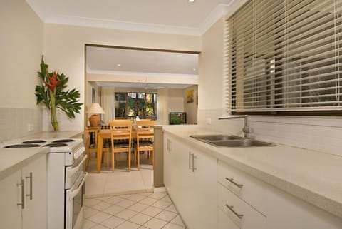 Byron Bay Accom Unit 4 26 Paterson Street, Byron Bay - Absolute Serenity Apartment in Byron Bay