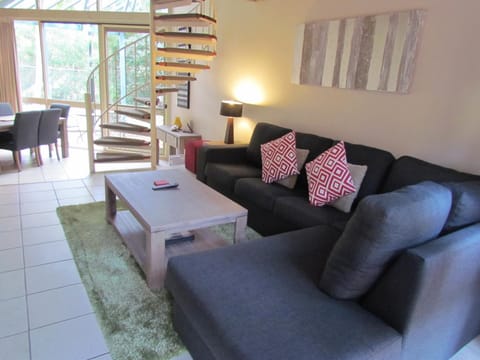 Patio, TV and multimedia, Living room, Seating area, Garden view