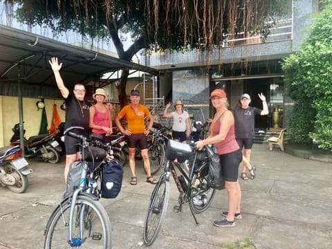 Cycling, group of guests