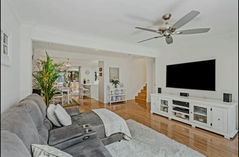 Unwind in this gorgeous retreat Casa de temporada in Burleigh Heads