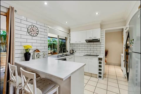 Unwind in this gorgeous retreat Casa de temporada in Burleigh Heads