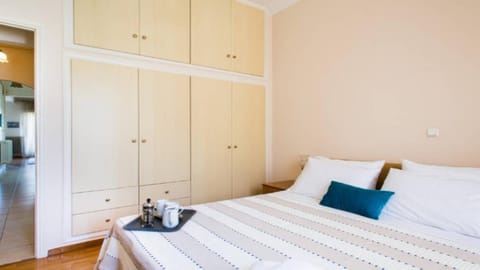Large 3 bedroom Apt with Terrace Condominio in Kallithea