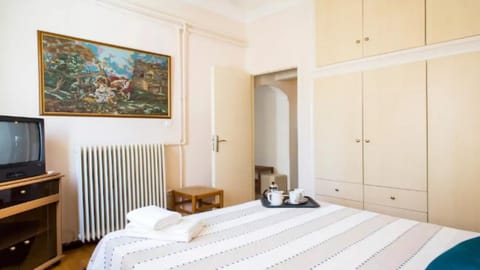 Large 3 bedroom Apt with Terrace Condominio in Kallithea