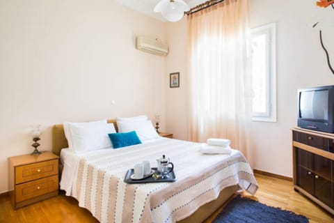 Large 3 bedroom Apt with Terrace Condo in Kallithea