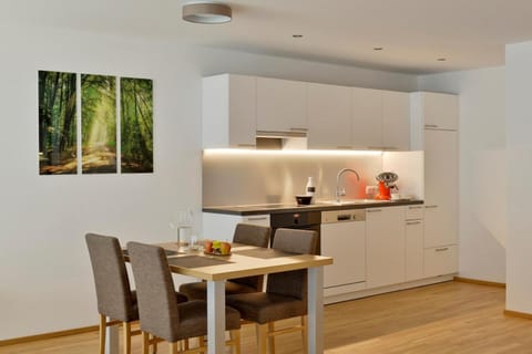 Coffee/tea facilities, Kitchen or kitchenette, Dining area