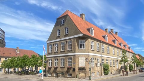 Property building, Neighbourhood, City view, Street view