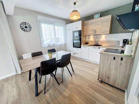 Bel appartement rénové au cœur de Jullouville, 100m de la plage, 1 chambre, 4 couchages, parking privé - FR-1-361-72 Apartment in Jullouville