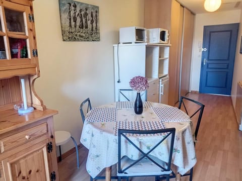 Appartement T2 avec ascenseur, hypercentre, à 50m de la plage, WIFI, TV connectée, linge en option - FR-1-361-4 Apartment in Granville