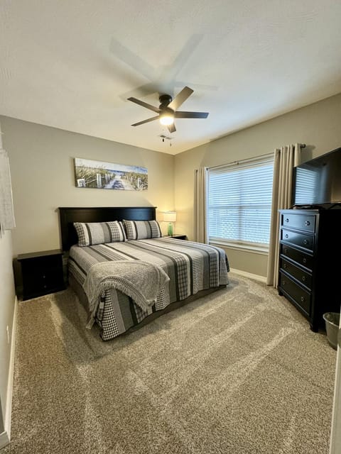 Walk-in level Condo B-6 Near Lake Apartment in Ridgedale