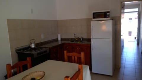 Kitchen or kitchenette, Dining area, minibar, pet friendly