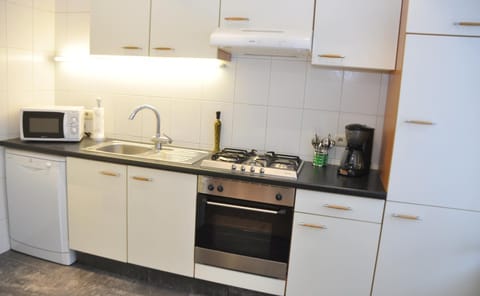 Coffee/tea facilities, Kitchen or kitchenette, dishwasher, oven, stove, toaster