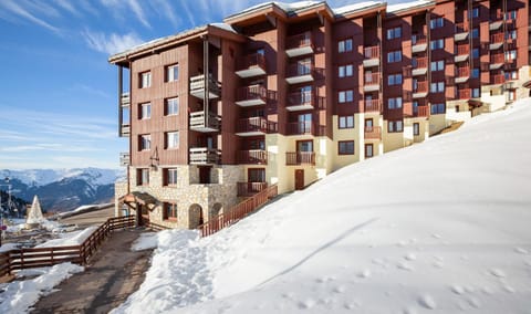 Property building, Facade/entrance, Day, Natural landscape, Winter, On site, Mountain view