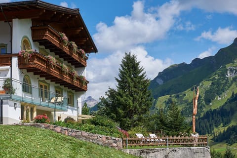 Spring, Day, Natural landscape, Summer, Garden, Balcony/Terrace, Seating area, Autumn, On site