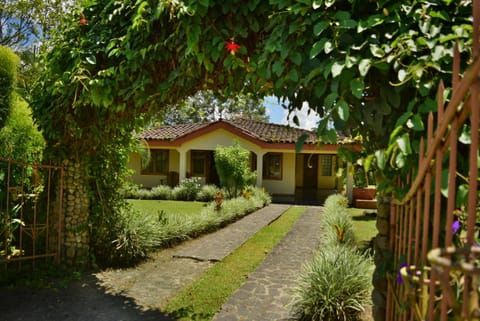 Casa Mirador Private and Cozy house Walking distance from Restaurants and Attractions House in Alajuela Province