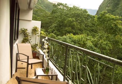 Balcony/Terrace, Decorative detail, Guests, Mountain view, Family