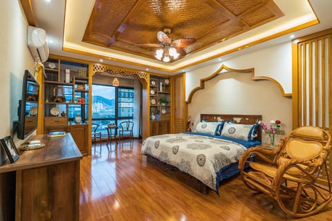 Bathroom, TV and multimedia, Balcony/Terrace, Photo of the whole room, Decorative detail, Lake view